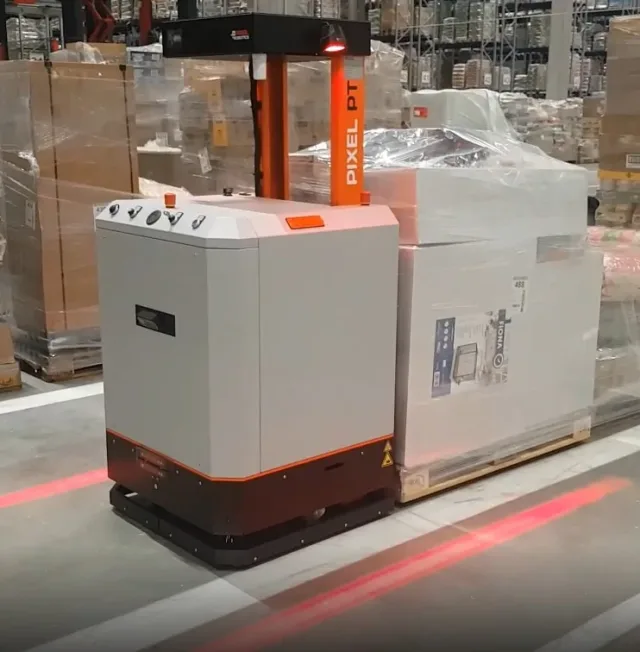 Pixel PT Roboter beim Palettenumschlag